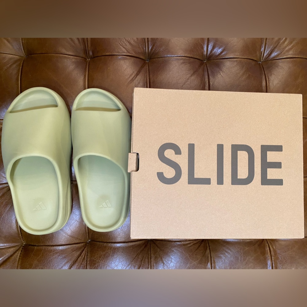 Yeezys Slide in Resin